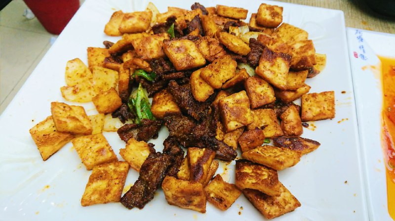 #新疆菜 #东面 #一环 #红瓦寺 #平价实惠红瓦寺学府影城 川大对面的 凯悦新城，三层楼都有老牌美食，这家新疆菜在最下面一楼，旁边连着有三家新疆菜，这一家是最大，也是我常去的，开了十多年