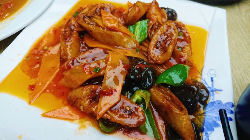 #新疆菜 #东面 #一环 #红瓦寺 #平价实惠红瓦寺学府影城 川大对面的 凯悦新城，三层楼都有老牌美食，这家新疆菜在最下面一楼，旁边连着有三家新疆菜，这一家是最大，也是我常去的，开了十多年