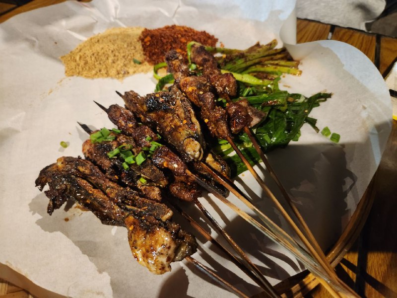 路边摊摊，资格炭烤，焦香但不老，食材很新鲜