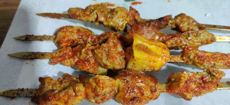 #烧烤 #温江区 凤凰大街c1口出来往前走，新疆人开的烧烤店，明火碳烤，羊肉是现串的（除了羊蝎子烤得不很均匀，不推荐），还有烤馕，烤羊腰等